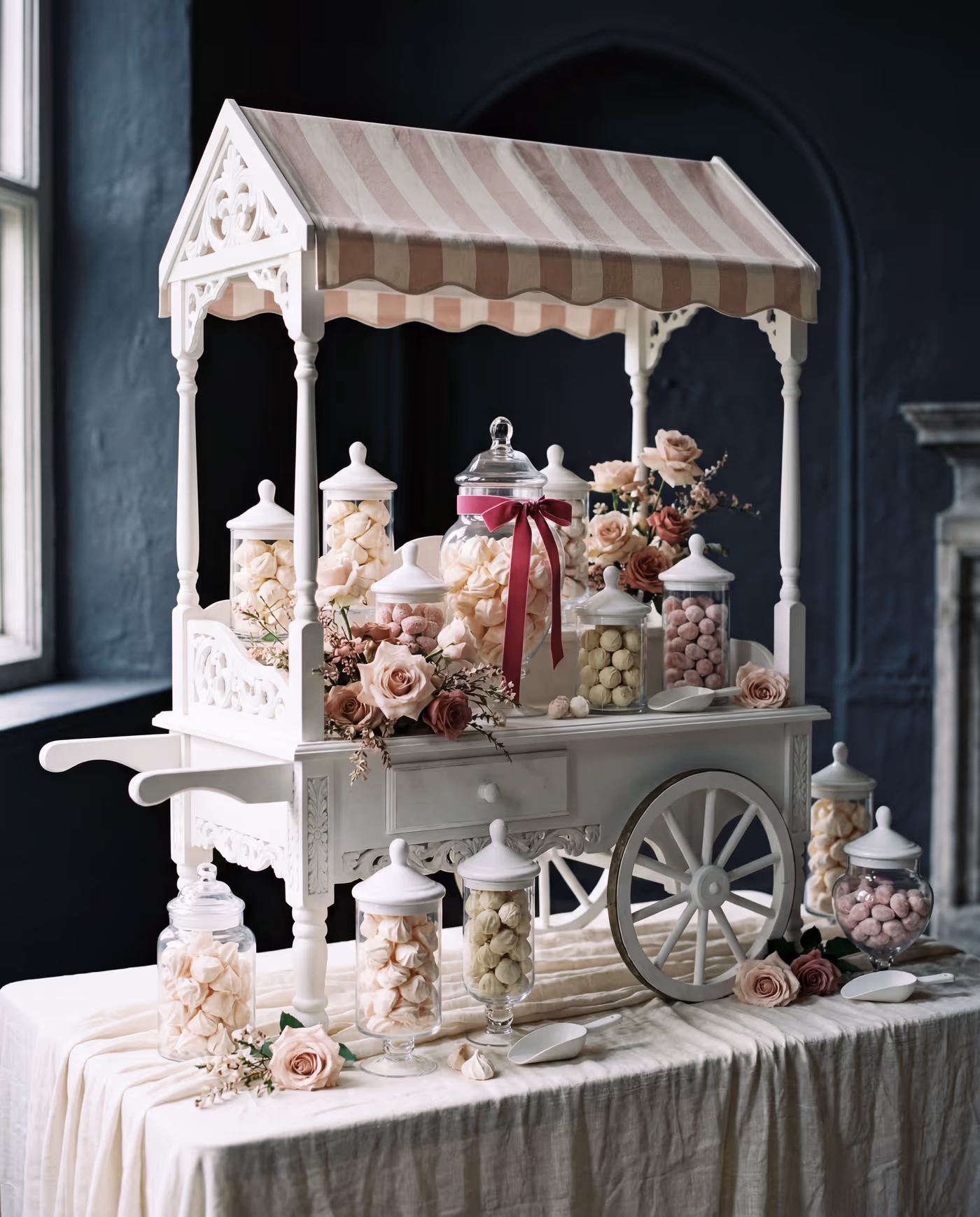 Candy-Wagen mit pastellfarbenen Confiserien und Blush-Rosen — Atelier Glamelia